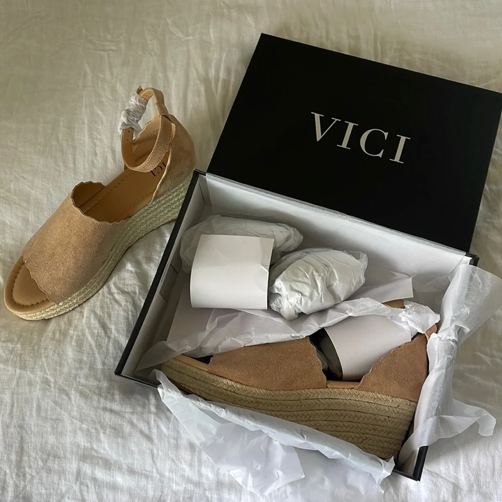 Sandals - Picture 1 of 4